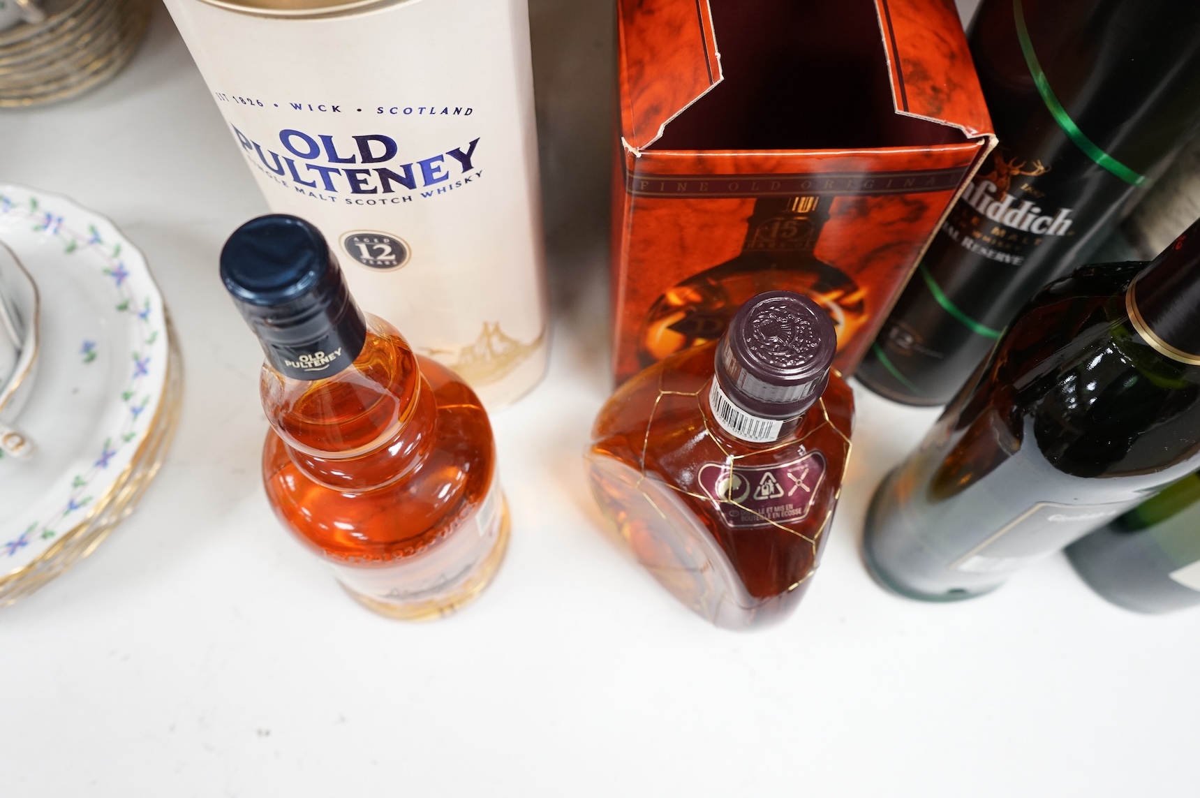 Six bottles of whisky to include Liqueur de Poire, Glenfiddich and Dimple